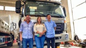 Director de Descentralización y alcaldesa Moreno, recibieron un nuevo camión para el Municipio