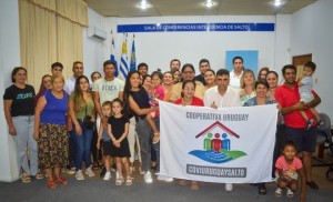 Intendente Lima entregó terreno a la cooperativa de viviendas Uruguay Salto integrada por 15 familias