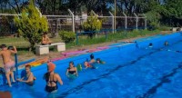 Recreación, disfrute y clases de natación en las piscinas barriales de la Intendencia de Salto