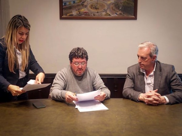 Andrés Lima destacó la firma del contrato para la rehabilitación del camino de acceso a Villa Constitución